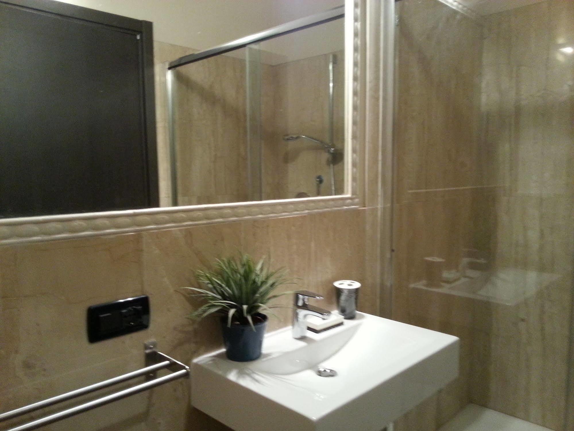 Hotel Hyknusa Reggio Emilia Bagian luar foto