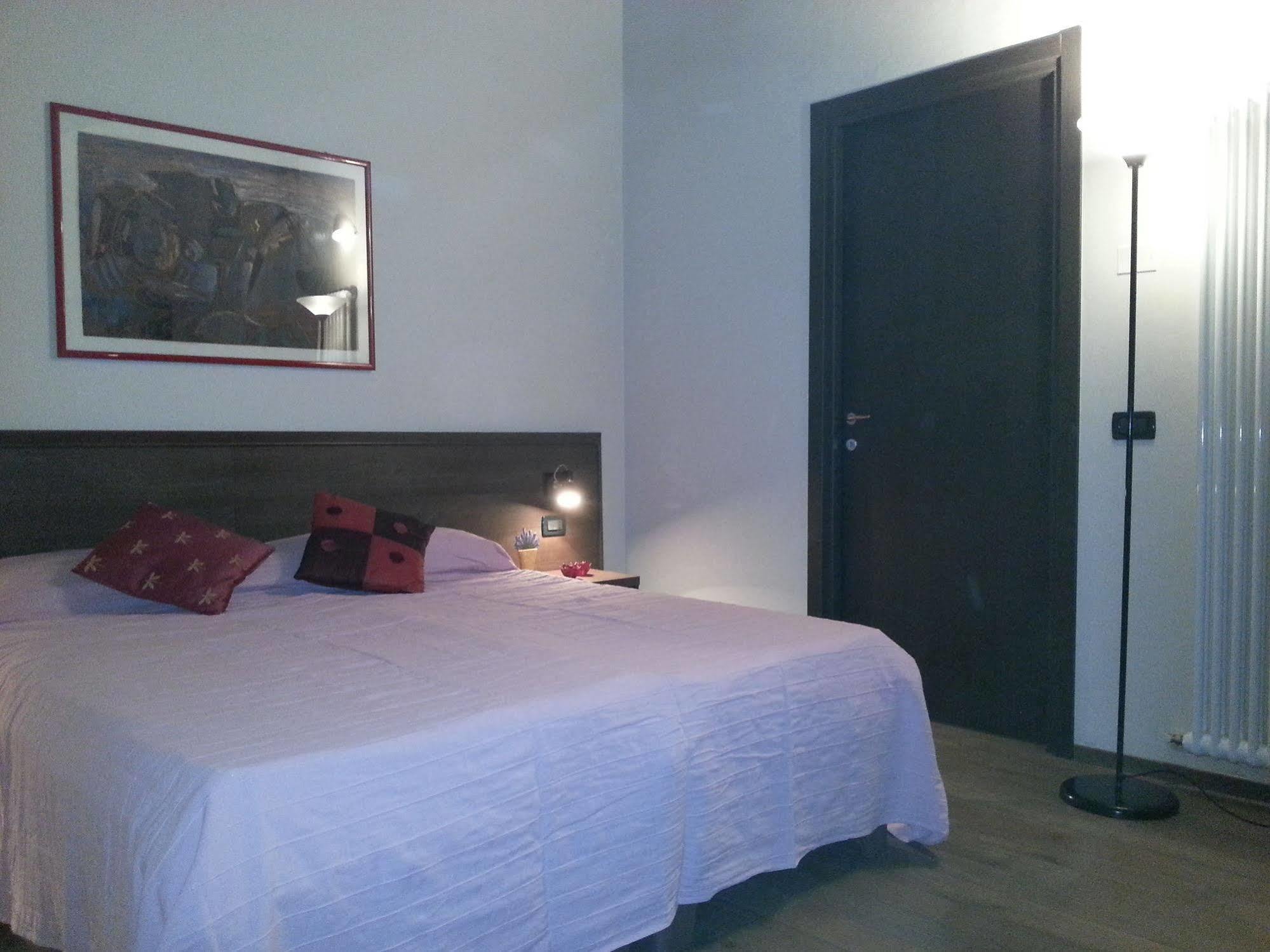 Hotel Hyknusa Reggio Emilia Bagian luar foto